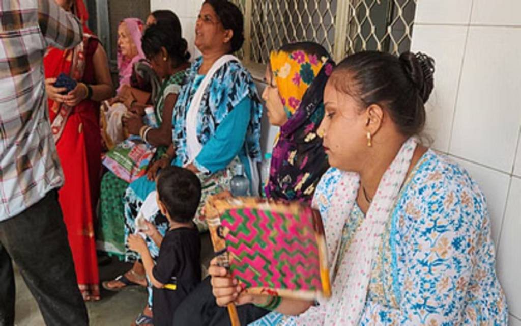 बलिया जिला अस्पताल में बिजली गुल, इमरजेंसी में टॉर्च की रोशनी में चला इलाज; मरीज बेहाल, तीमारदारों ने माथा पकड़ा