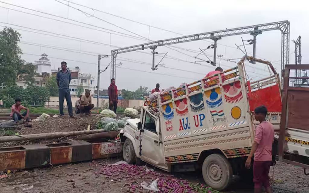 गाजीपुर में गूगल मैप की गलती से हादसा, दो लाख की सब्जी बर्बाद, दो घायल