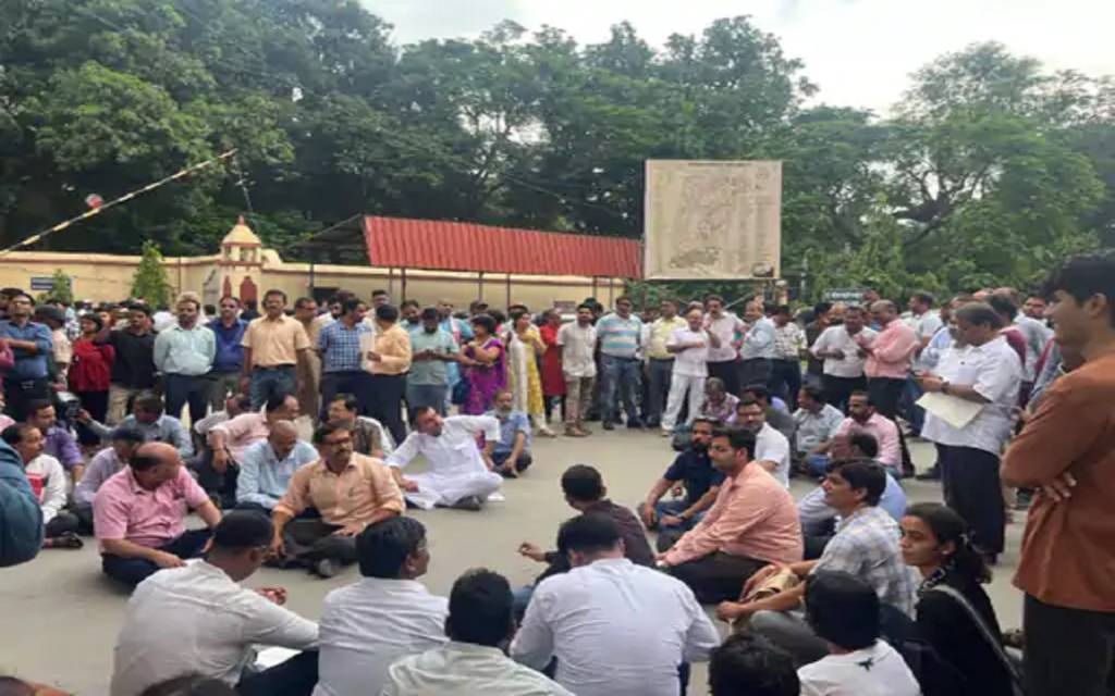 बीएचयू में तेलुगु विभागाध्यक्ष पर जानलेवा हमला: दोनों हाथ तोड़े, CCTV खराब, प्रोफेसर समुदाय आक्रोशित
