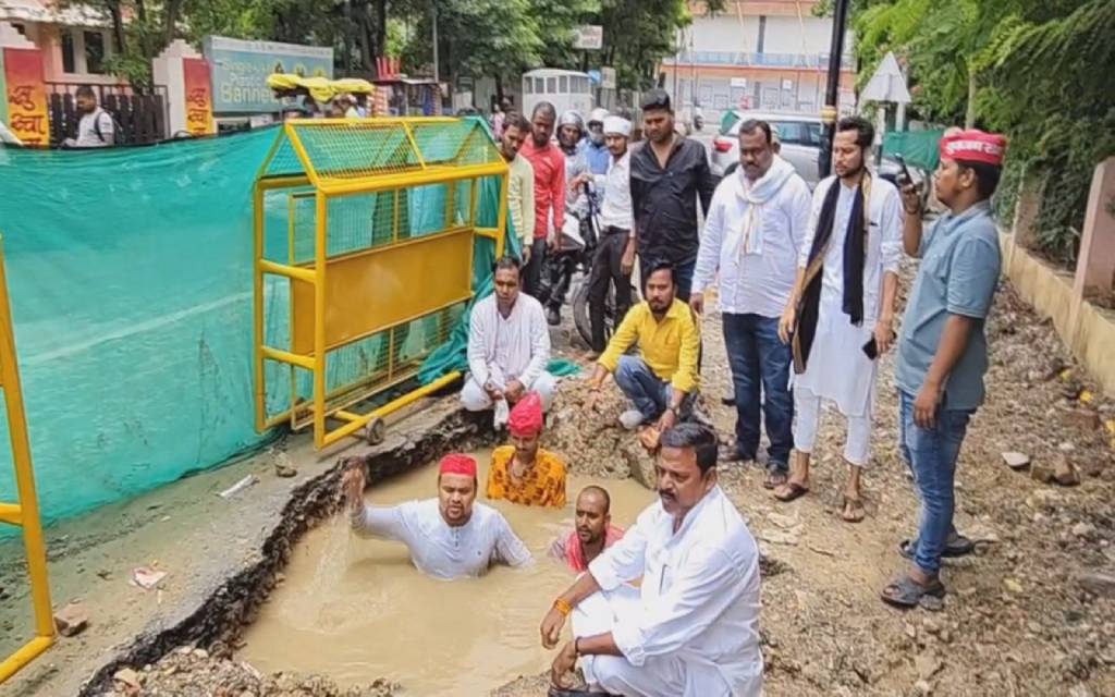 सपा कार्यकर्ताओं का कीचड़ में उतरकर विरोध प्रदर्शन: वाराणसी की टूटी सड़कों पर उठे सवाल