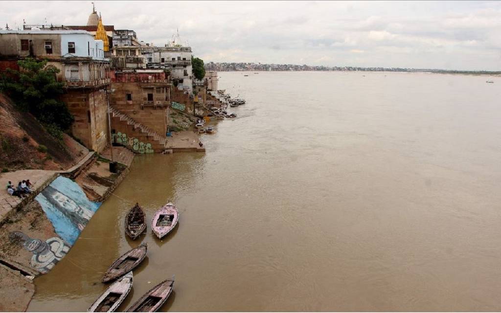 वाराणसी में गंगा का कहर: चेतावनी बिंदु पार, मणिकर्णिका घाट की गलियों में चलने लगी नावें