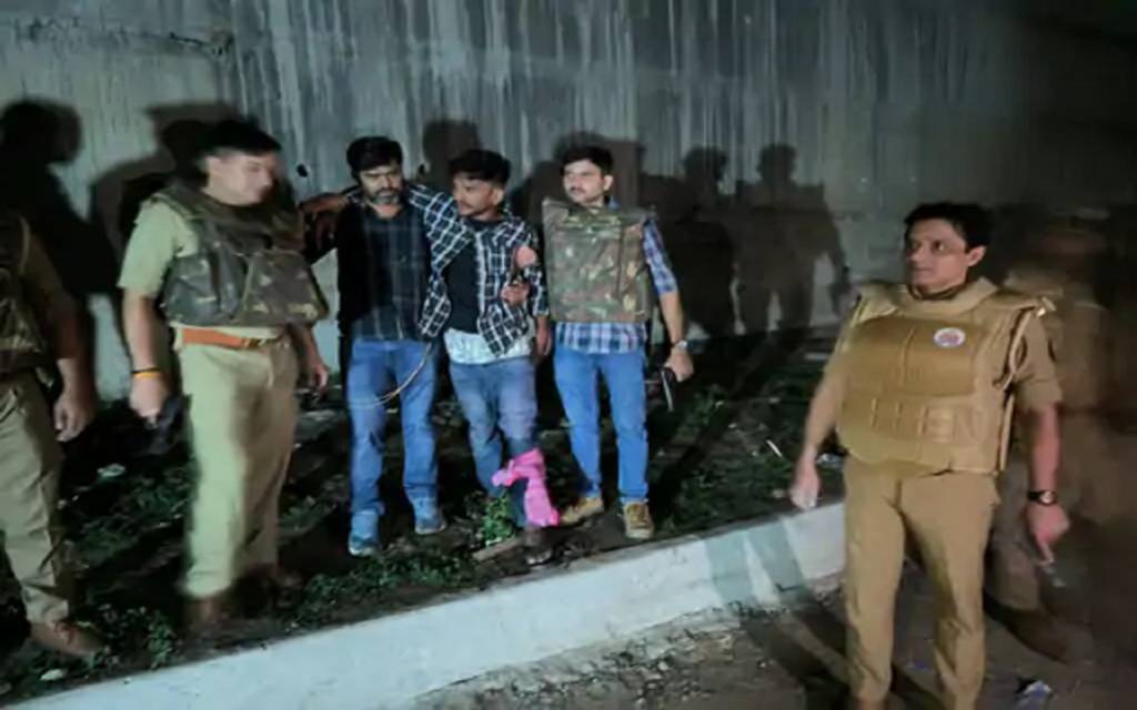 वाराणसी में पुलिस मुठभेड़: 25 हजार का इनामी बदमाश गिरफ्तार, पुलिस ने बाएं पैर में मारी गोली,दूसरा साथी मौके से हुआ फरार