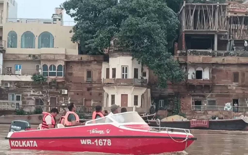 गंगा में उफान से काशी में तबाही, 6 हजार परिवारों ने छोड़ा घर, बाढ़ की वजह से लोग घरों में कैद