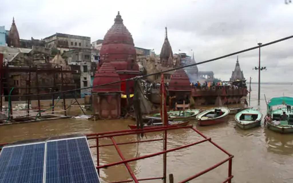 वाराणसी में गंगा उफनाई: नमो घाट बंद, 44 गांव जलमग्न, मणिकर्णिका पर शवों की कतार