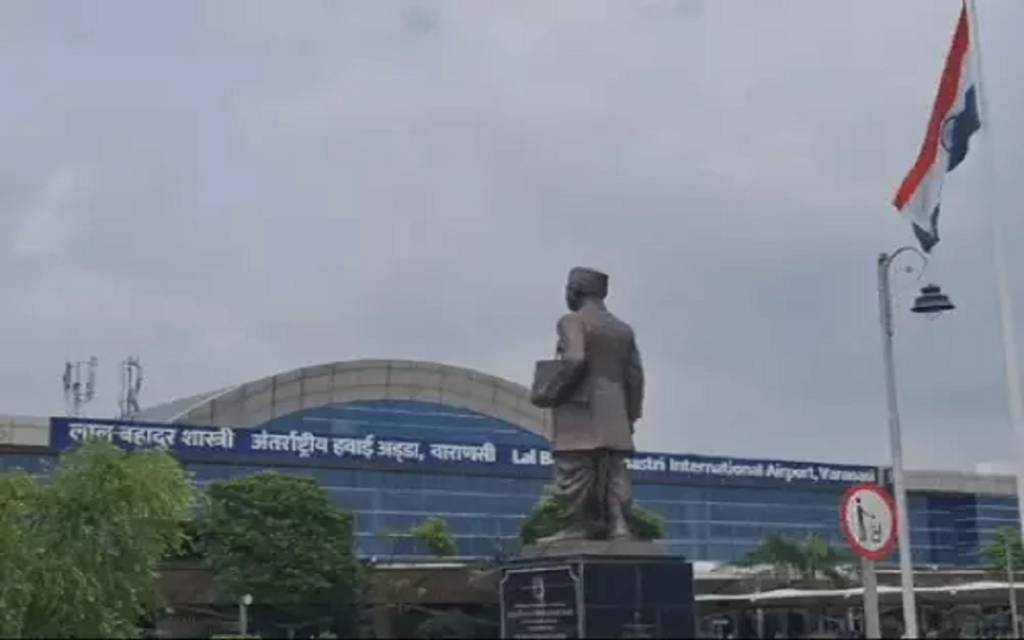 वाराणसी एयरपोर्ट पर हंगामा: पहली बार फ्लाइट में बैठे यात्री ने खोला इमरजेंसी गेट का कवर, उड़ान में देरी