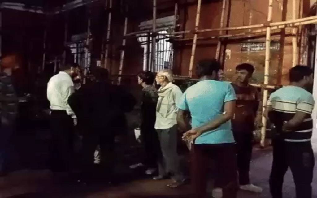  वाराणसी में सूदखोरों से तंग आकर आभूषण कारीगर ने दी जान, रात में घर आकर की मारपीट, गहने-रुपए ले गए, मां बोली-छत में पड़ा मिला शव