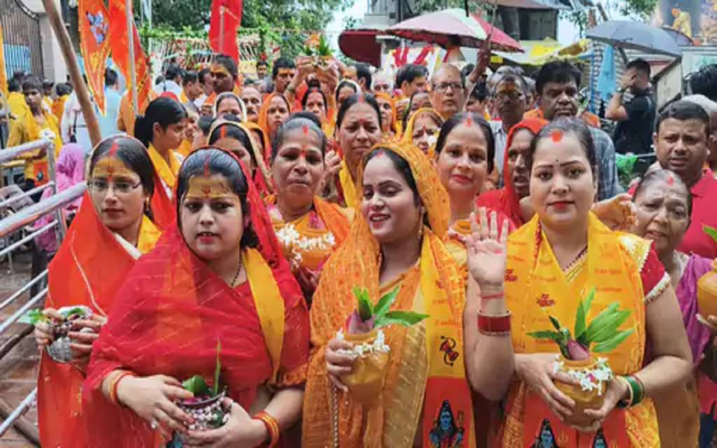वाराणसी में गंगाजल से बाबा का अभिषेक, 501 कलशों के साथ निकली महिलाएं, विश्व कल्याण की कामना की