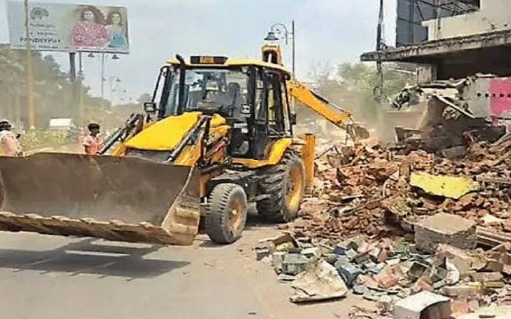 वाराणसी में पुलिस लाइन चौराहे पर चला बुलडोजर: चौड़ीकरण अभियान में 35 मकान-दुकान जमींदोज, 3.52 करोड़ मुआवजा जारी