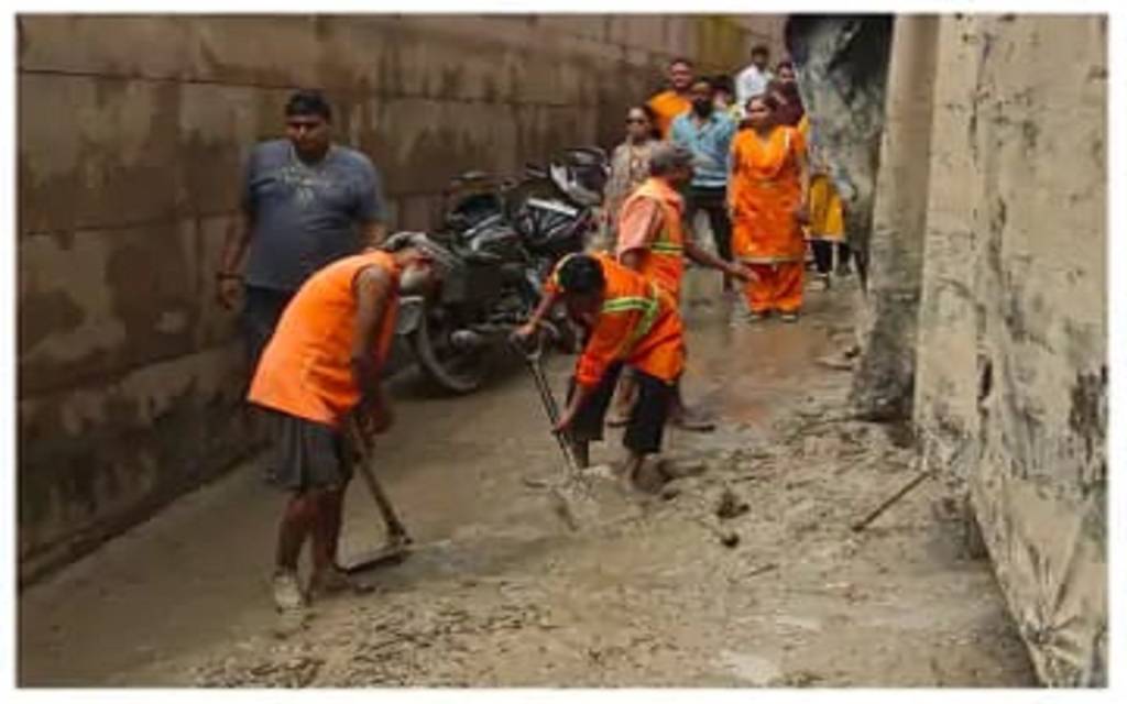 पानी कम होते ही नगर निगम का सफाई राहत अभियान जारी