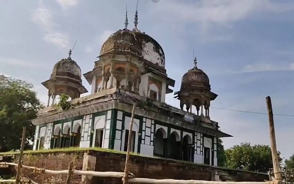 फतेहपुर में मकबरा विवाद: भगवा झंडा फहराने, तोड़फोड़ और पथराव के बाद तनाव; प्रशासन ने हालात संभाले