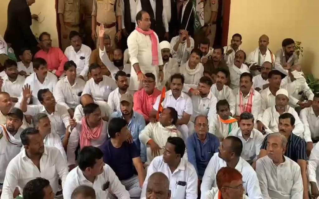 डीएम पोर्टिको में कांग्रेसियों ने लगाए 'वोट-चोर गद्दी-छोड़' के नारे