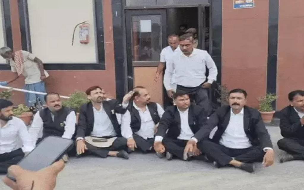 वाराणसी में बीएससी नर्सिंग छात्र के अपहरण का मामला: वकील पिता ने जीआरपी थाने पर किया प्रदर्शन, जम्मू से आया फिरौती कॉल