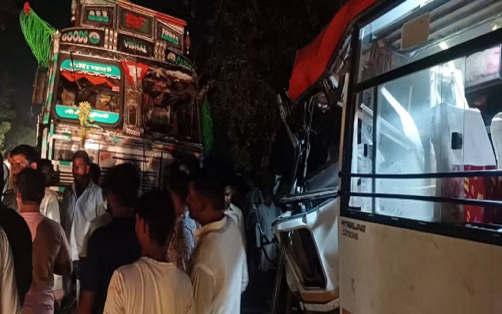 शाहगंज मार्ग पर बस-ट्रक भिड़ंत, पाँच की मौत, 17 लोग घायल 