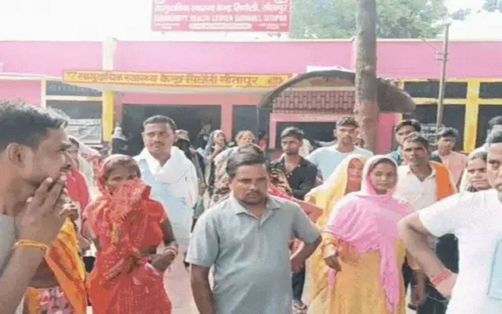 सीतापुर में दरोगा की पिटाई से युवक की मौत, सड़क जाम कर ग्रामीणों का प्रदर्शन