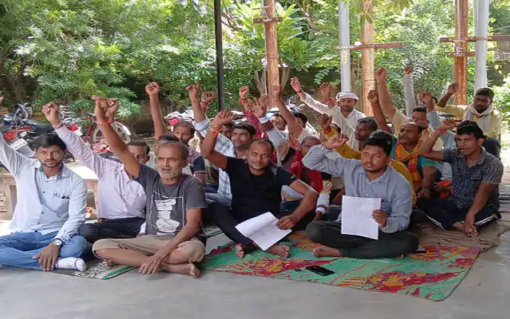 वाराणसी: डाफी विद्युत उपकेंद्र पर निविदा बिजली कर्मचारियों का धरना, 2 महीने से नहीं मिला वेतन