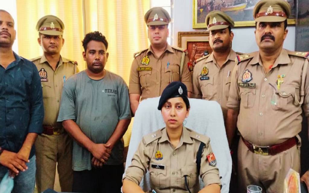 वाराणसी: सारनाथ पुलिस ने शातिर चोर को किया गिरफ्तार, नकदी, सोना सहित औजार बरामद