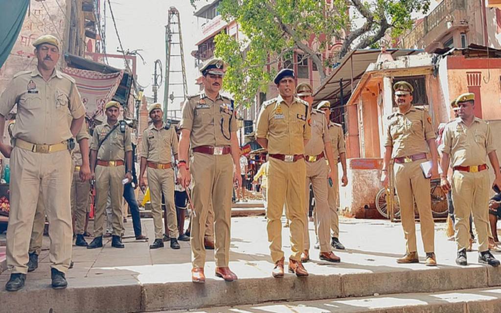 वाराणसी में सुगम यातायात के लिए ऑटो लेन व्यवस्था शुरू, साइबर जागरूकता अभियान में 5400 लोग हुए शामिल