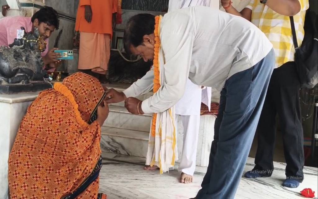 वाराणसी में पति ने पकड़ा पत्नी को प्रेमी संग, मंदिर में कराई शादी, बनी चर्चा का विषय