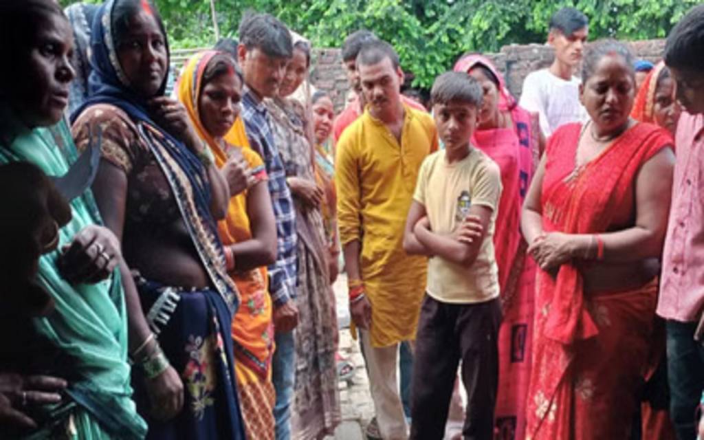 जौनपुर में तीन बेटों के साथ मां ने खाया जहर, बेटे की मौत; अन्य की हालत गंभीर