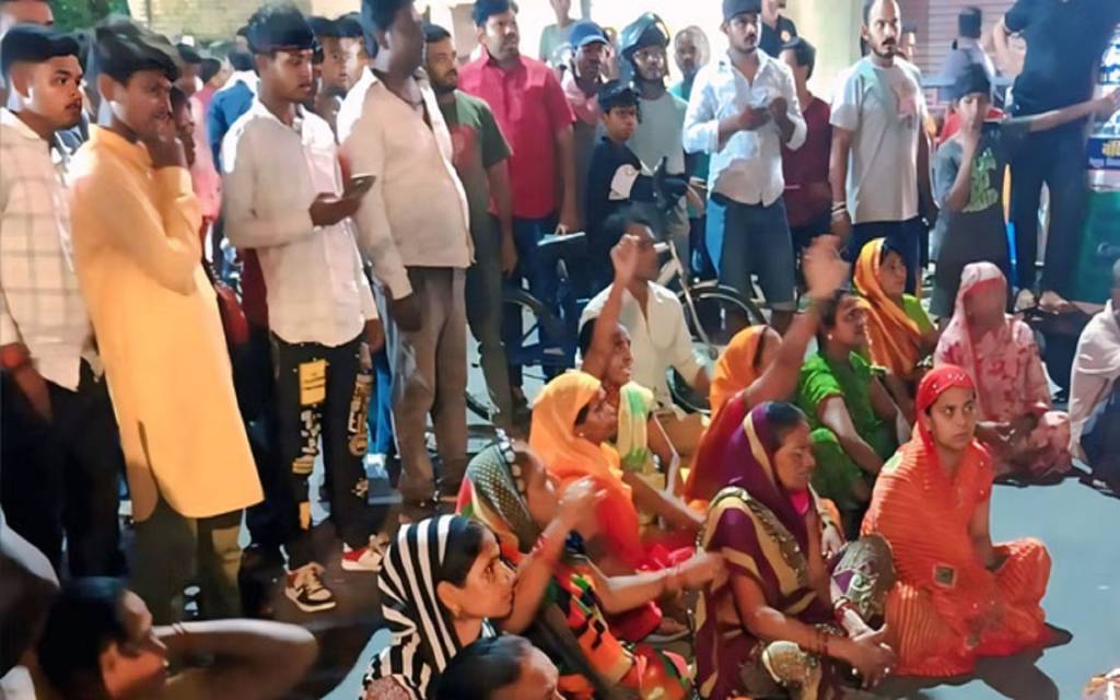 वाराणसी कैंट में सड़क हादसे के बाद हंगामा, परिजनों ने शव रखकर किया चक्काजाम