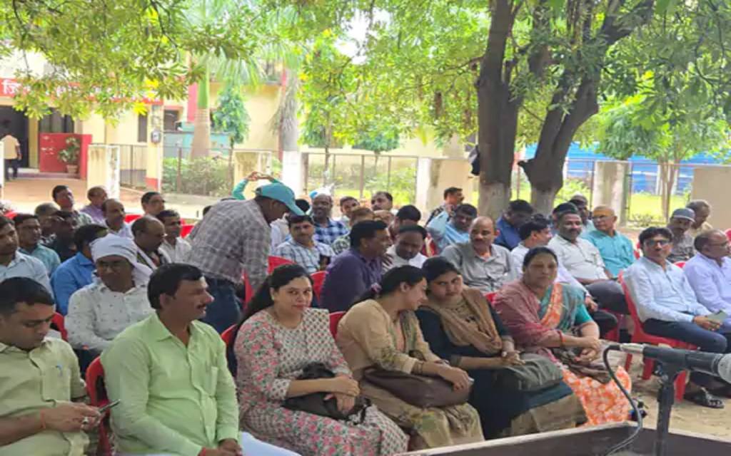 वाराणसी में शिक्षकों का हल्ला बोल, OPS बहाली समेत 31 सूत्रीय मांगों को लेकर प्रदर्शन