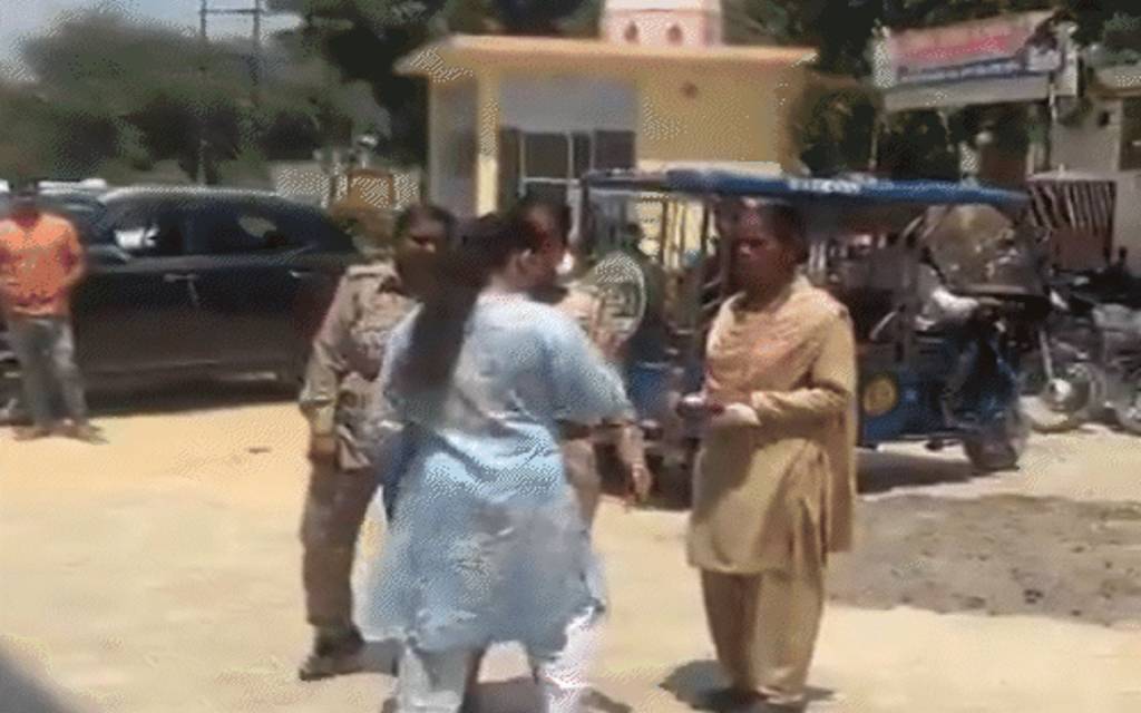 आगरा: थाने के अंदर महिला और लेडी कॉन्स्टेबल में जमकर मारपीट, वीडियो वायरल