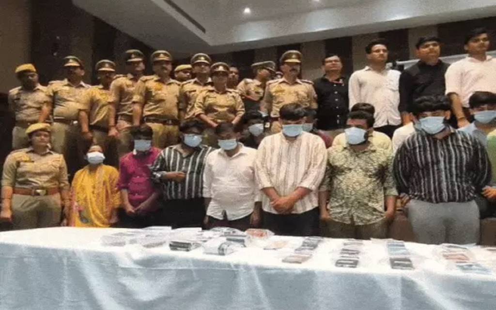 वाराणसी में फर्जी कॉल सेंटर का भंडाफोड़, 29 गिरफ्तार, शेयर मार्केट में मुनाफे का लालच देकर कराते थे एप डाउनलोड