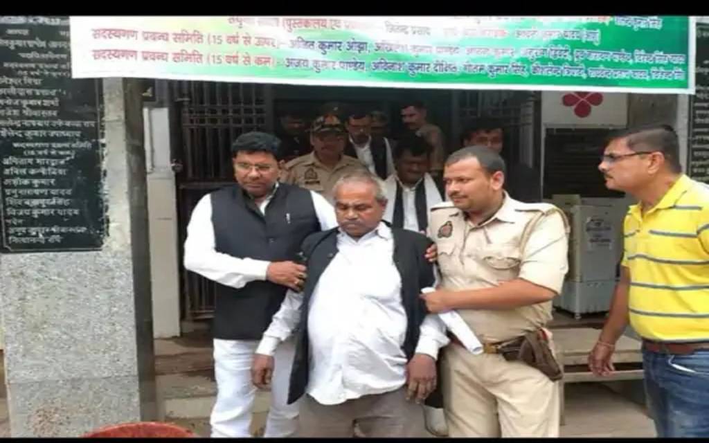 वाराणसी कोर्ट परिसर में फर्जी वकीलों पर शिकंजा, दो गिरफ्तार, अधिवक्ता जांच समिति ने विधिक दस्तावेजों के साथ दबोचा