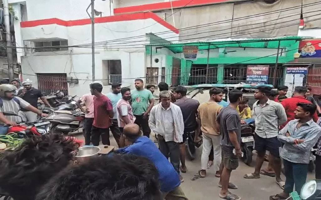 वाराणसी में युवक की हत्या: रॉड-लाठी और धारदार हथियार से किया था घायल, दोस्त को बचाने में गई जान, परिजनों ने कार्रवाई की उठाई मांग
