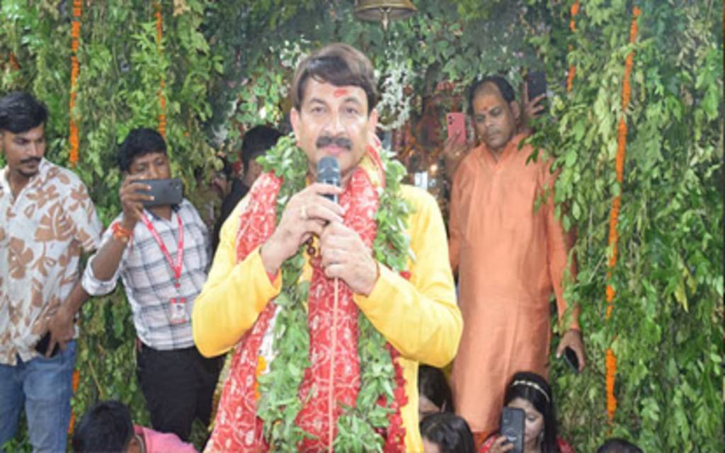 Durga Kund Music Festival: मां कूष्माण्डा महोत्सव की पांचवी निशा मनोज तिवारी के भजनों से सजा मां का दरबार