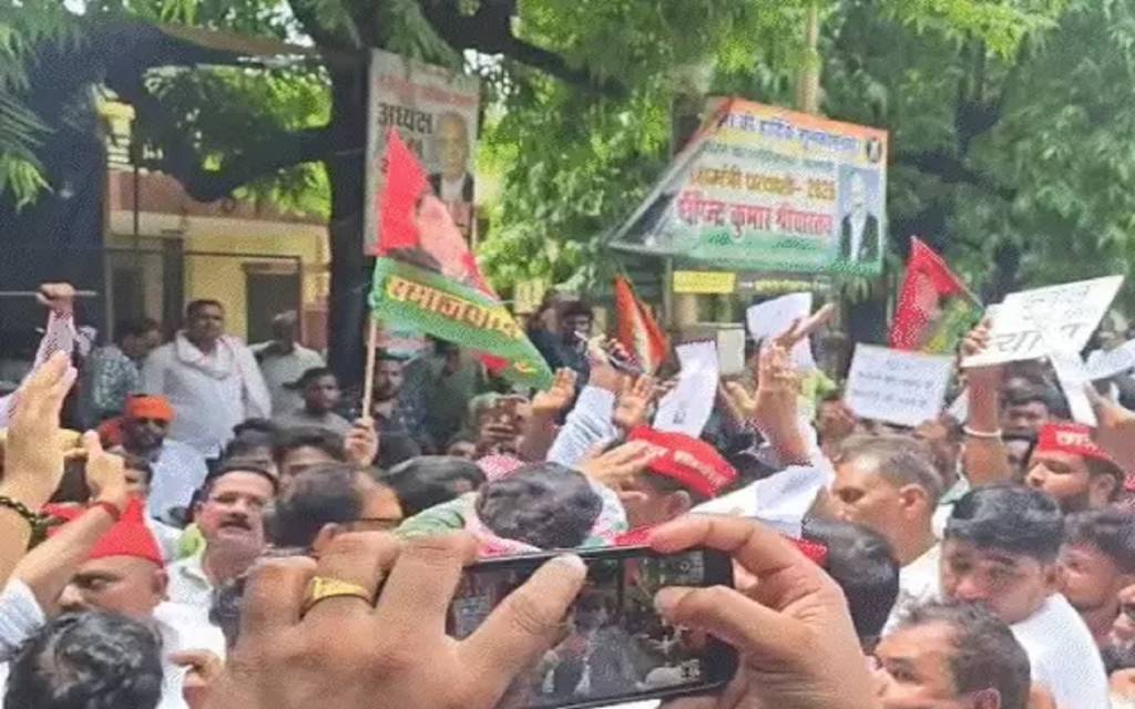 वाराणसी: कुणाल गोंड हत्याकांड पर सपा का जिला मुख्यालय घेराव, पुलिस पर मंत्री के दबाव में कार्रवाई का आरोप