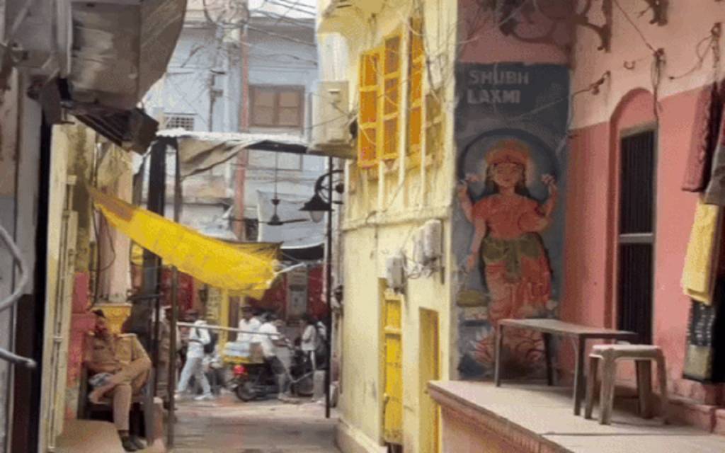 वाराणसी: दशाश्वमेध क्षेत्र में जर्जर मकान से ईंट गिरने पर हड़कंप, मीरघाट मार्ग एहतियातन बंद