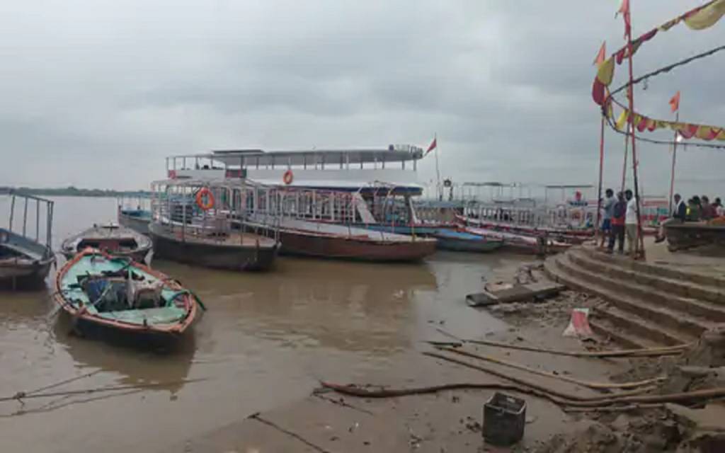 वाराणसी में लगातार बारिश से बढ़ा गंगा का जलस्तर, नाव संचालन 46 दिन से ठप