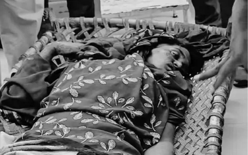 वाराणसी: घर के बाहर सो रहे युवक की धारदार हथियार से गला रेतकर हत्या, चार महीने पहले हुई थी शादी