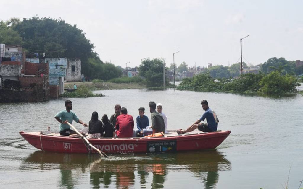 वाराणसी में गंगा का जलस्तर बढ़ा, बाढ़ की चपेट में आए सैकड़ों परिवार, लोगों ने दूसरे स्थान पर ली है शरण