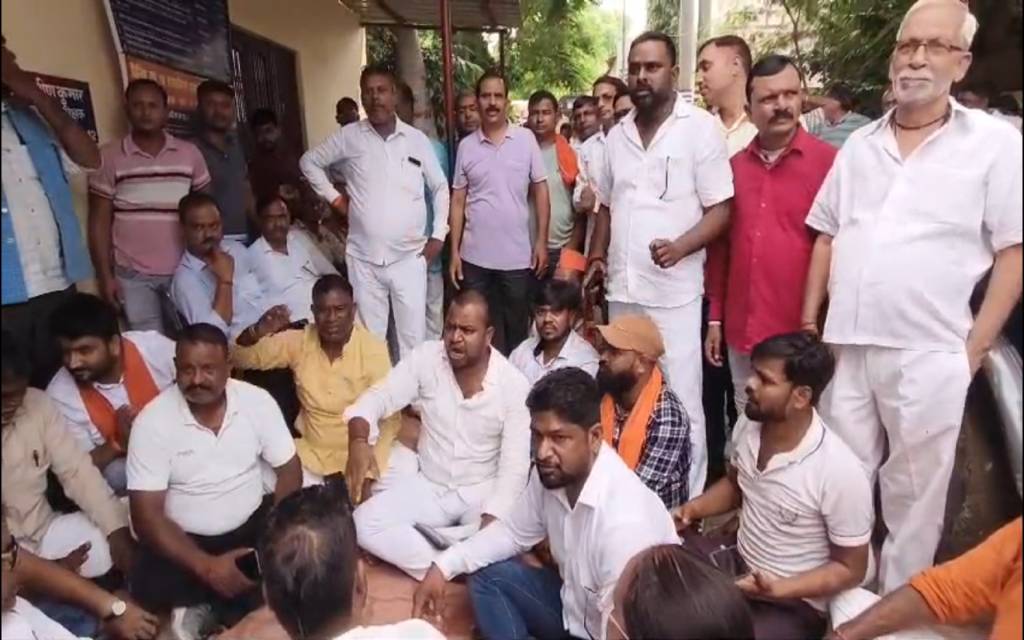 वाराणसी: BJP पदाधिकारी से थाने में दुर्व्यवहार, पुलिस पर लगे गंभीर आरोप, कार्यकर्ताओं ने थाने पर दिया धरना