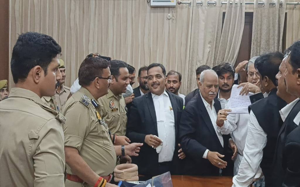 वाराणसी में लेखपालों की क्रॉस एफआईआर पर वकीलों का हंगामा
