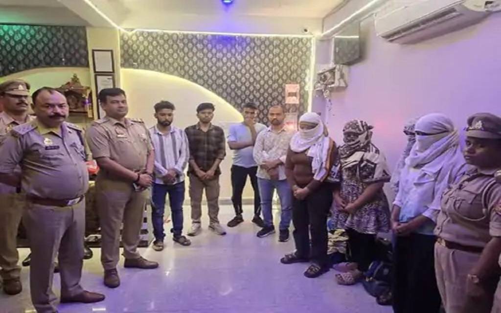 वाराणसी में स्पा एंड सैलून की आड़ में देह व्यापार का भंडाफोड़