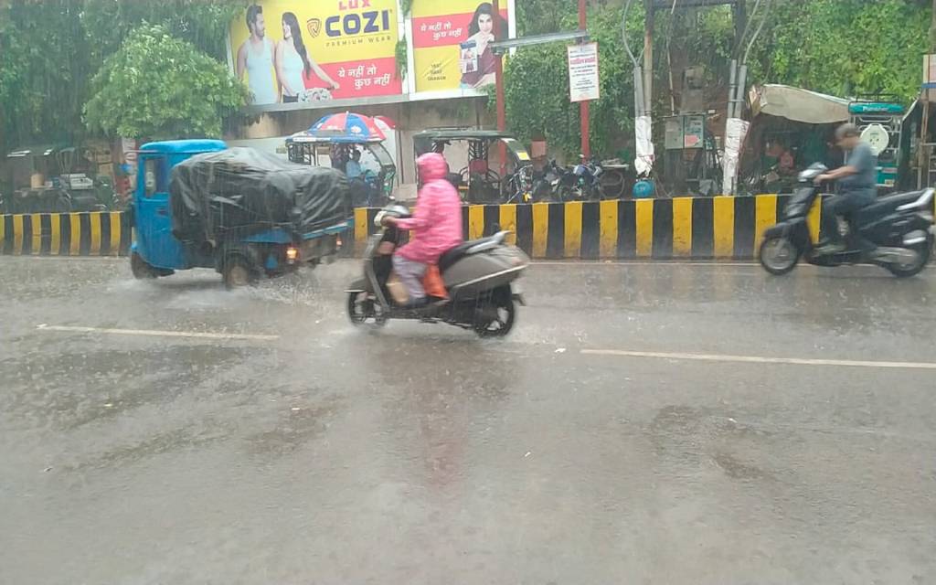 वाराणसी में झमाझम बारिश ने बदला मौसम का मिजाज