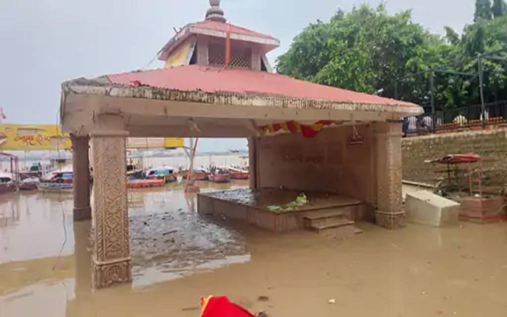 गंगा-वरुणा का जलस्तर घटा: लेकिन कीचड़ और गंदगी ने बढ़ाई मुश्किलें, स्वास्थ्य विभाग की टीम की गई एक्टिव