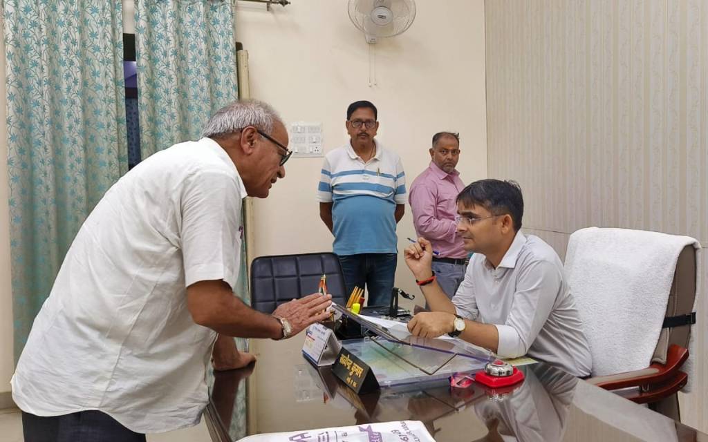 डीएम ने जनता दर्शन में सुनी फरियादियों की समस्याएं