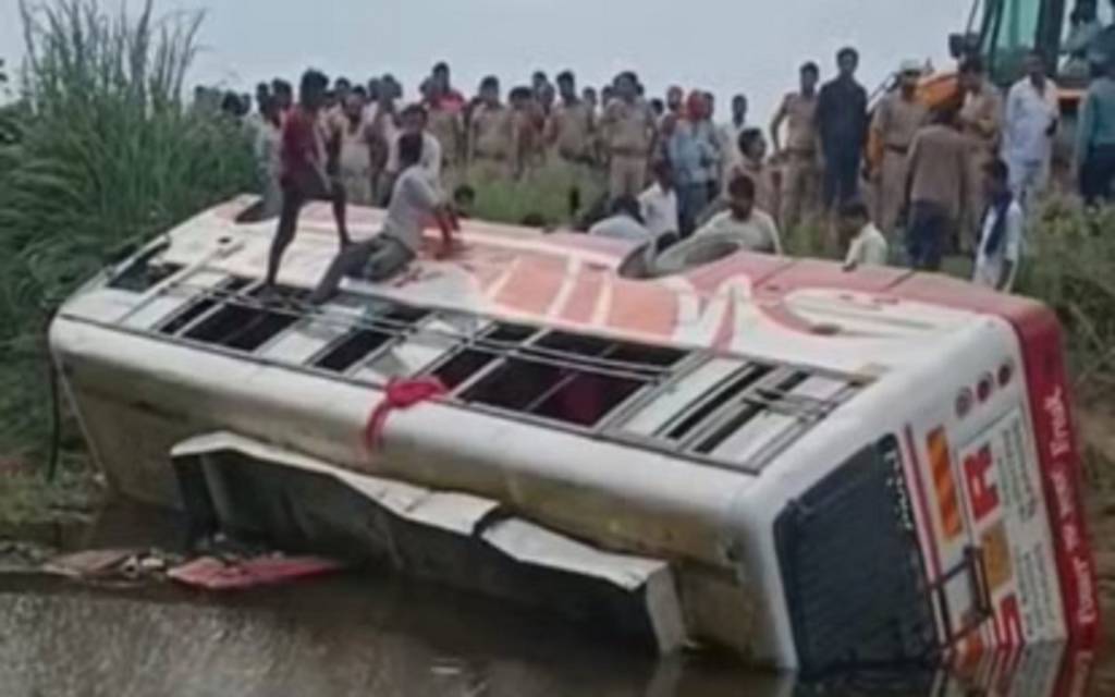 बदायूं में भीषण सड़क हादसा: खंती में पलटी बस, एक महिला की मौत, 12 यात्री घायल