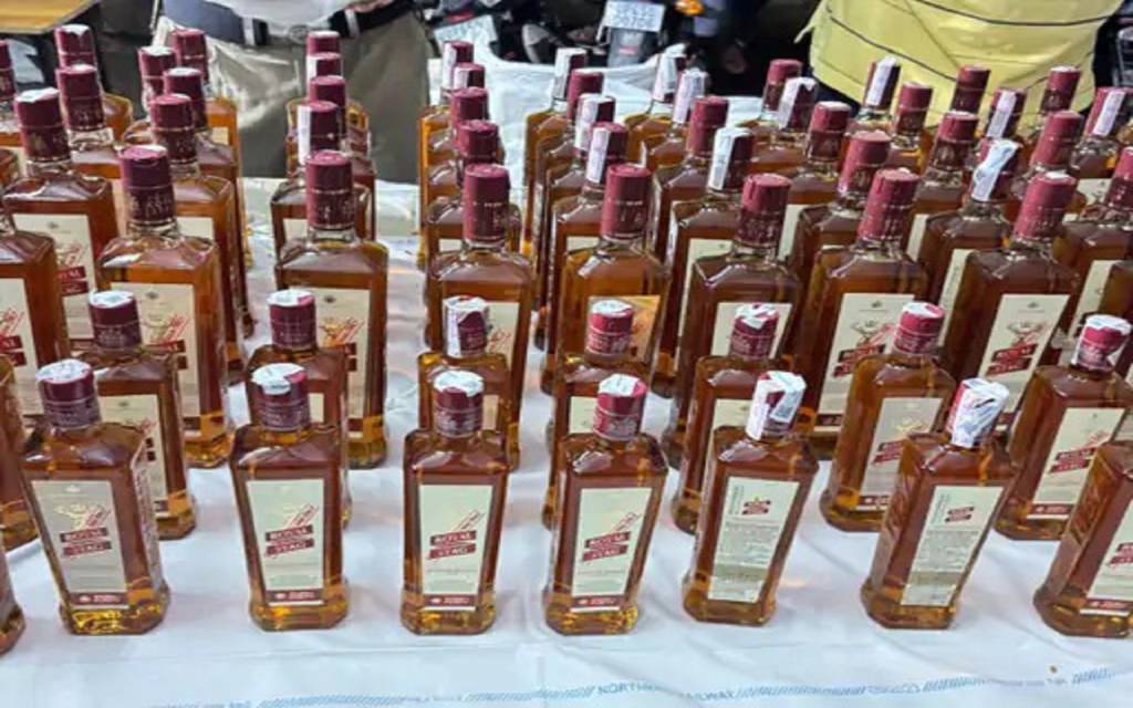 अचार के बीच बिहार भेजी जा रही शराब