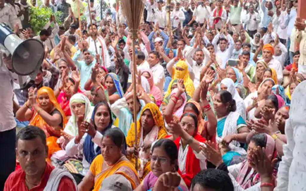 वाराणसी में सफाई कर्मचारियों का हंगामा, 11 सूत्रीय मांगों को लेकर विकास भवन का घेराव
