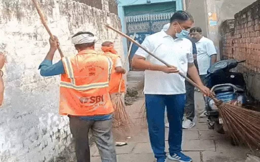 वाराणसी में महा स्वच्छता अभियान की शुरुआत, कमिश्नर और डीएम ने लगाई झाड़ू