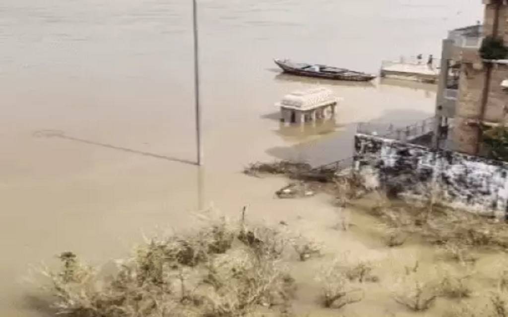 गंगा ने पार किया चेतावनी बिंदु : निचले इलाकों में बाढ़ का खतरा गहराया, 50 दिनों से नाव संचालन बंद