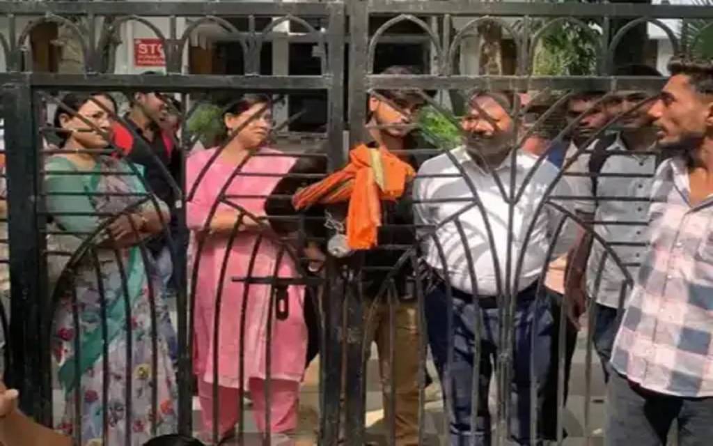 काशी विद्यापीठ में छात्रों का आक्रोश, मूलभूत सुविधाओं के अभाव में फैकल्टी पर जड़ा ताला
