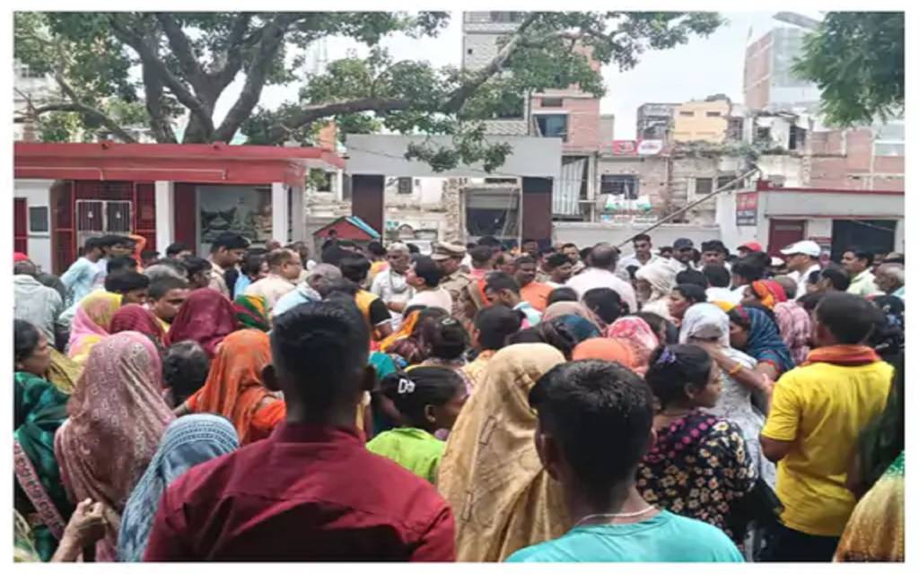 वाराणसी: पड़ोसियों से विवाद में घायल युवक की मौत, परिजनों ने थाने पर किया प्रदर्शन