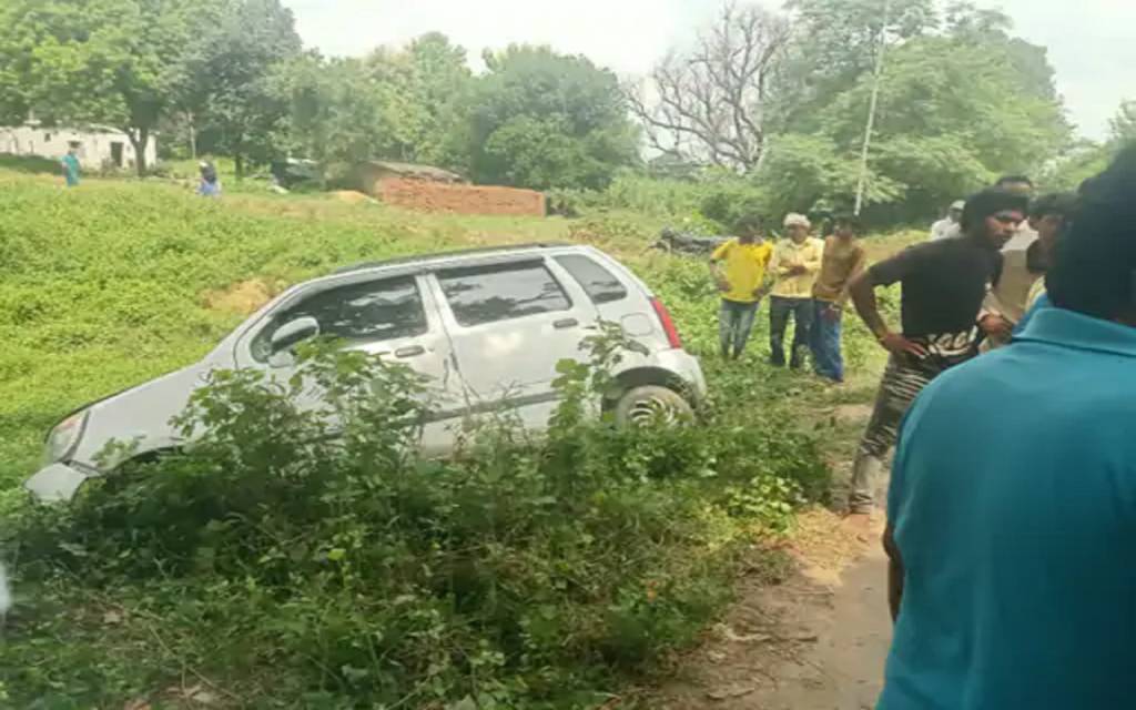 चोलापुर में कार और बाइक की टक्कर, 5 लोग घायल