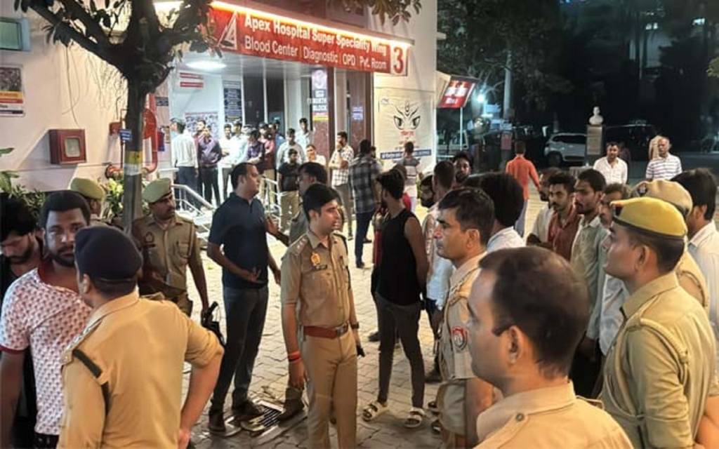 एपेक्स हॉस्पिटल में टीचर की मौत  के बाद हंगामा, सड़क पर शव रखकर परिजनों ने आधी रात किया चक्काजाम 